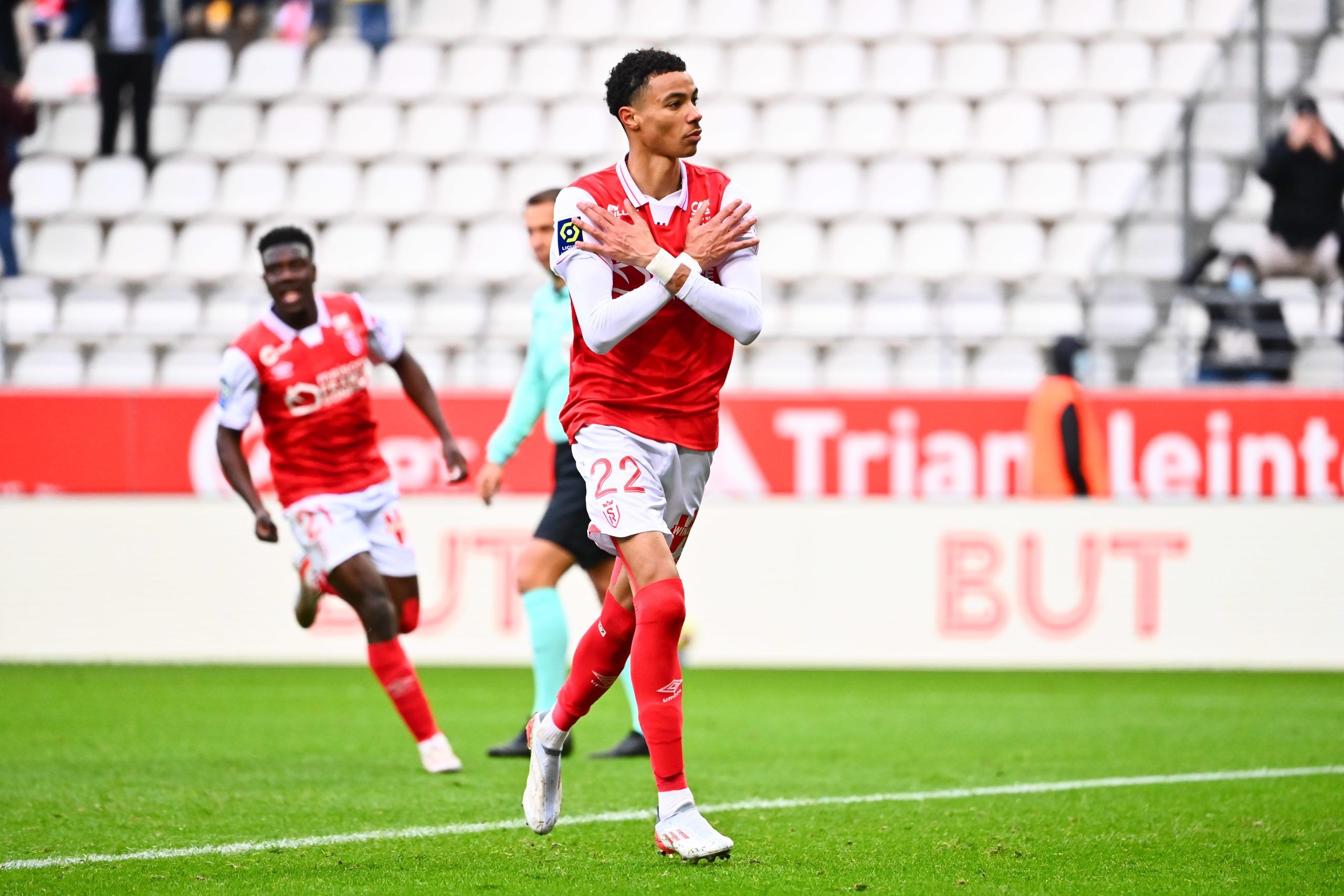 Hugo Ekitike playing for Reims.