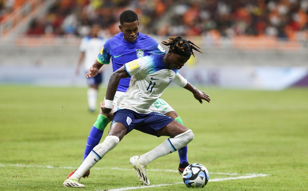 Estevao Willian battling for Brazil youth