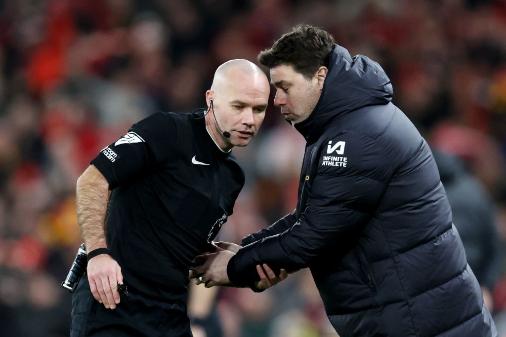 Mauricio Pochettino argues with a referee.