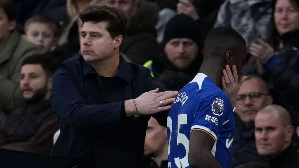 Mauricio Pochettino subs off Moises Caicedo