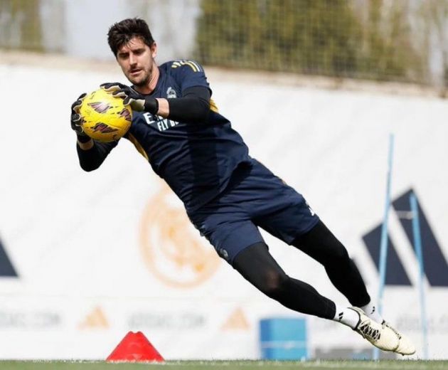 Thibaut Courtois catches on mid air