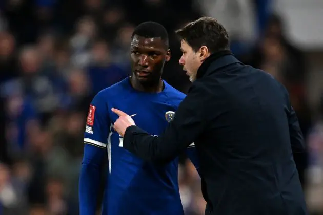 Mauricio Pochettino and Moises Caicedo talking.