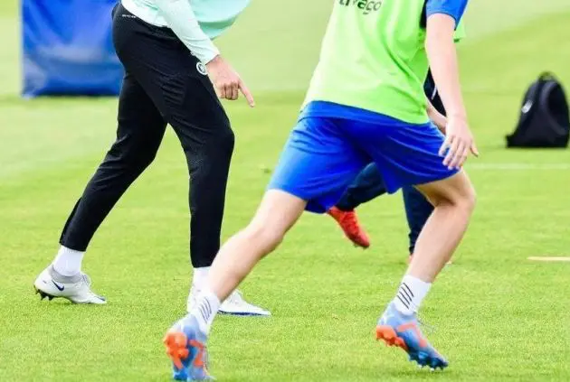 A mystery player does coaching in Chelsea training.