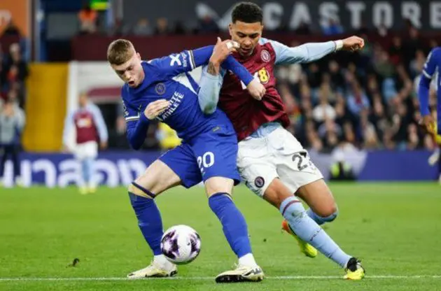 Cole Palmer battles for the ball.