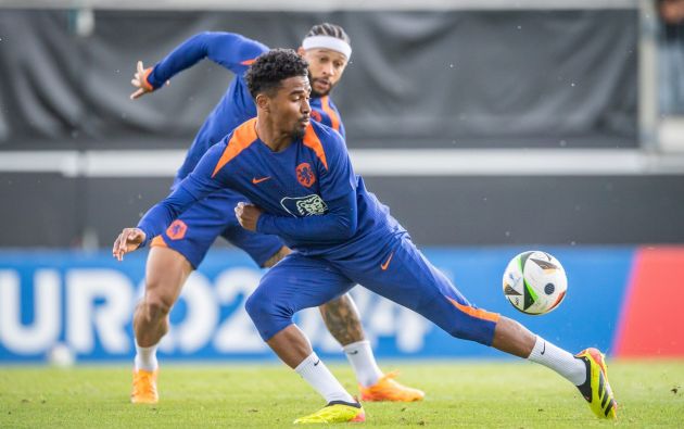 Ian Maatsen trains with the Netherlands squad.