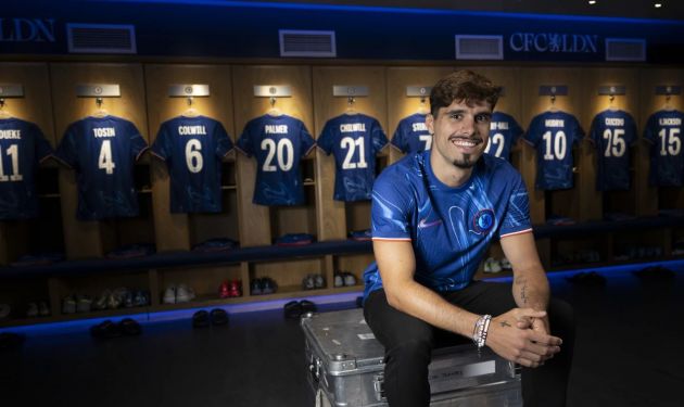 Pedro Neto in the Chelsea dressing room.