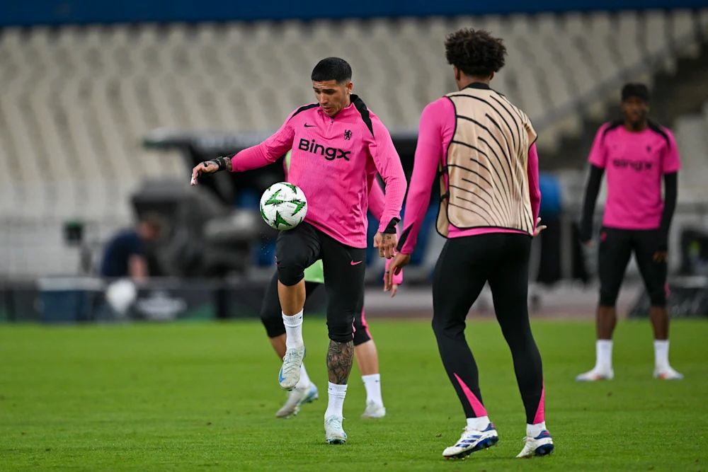 Chelsea players train at the Olympic Stadium. (Photo by Darren Walsh/Chelsea FC)