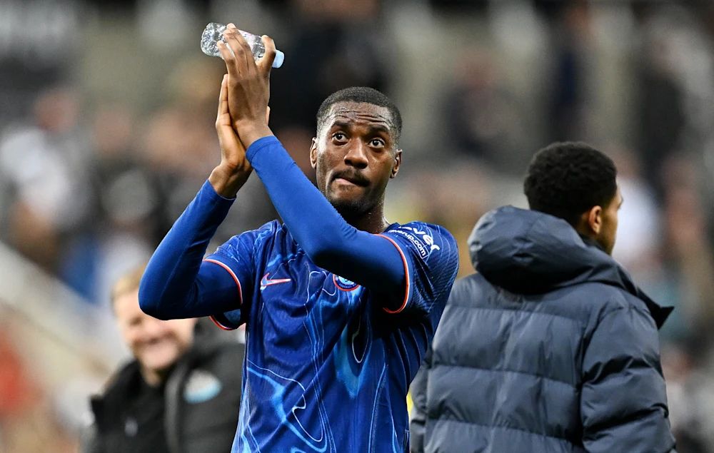 Tosin Adarabioyo claps the fans after a win. (Photo by Darren Walsh/Chelsea FC)