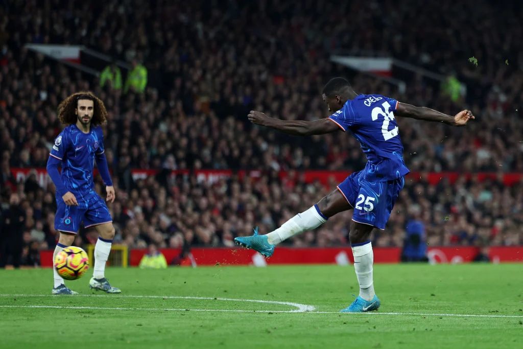 Moises Caicedo drills in a shot against Man U. (Photo by Darren Walsh/Chelsea FC)