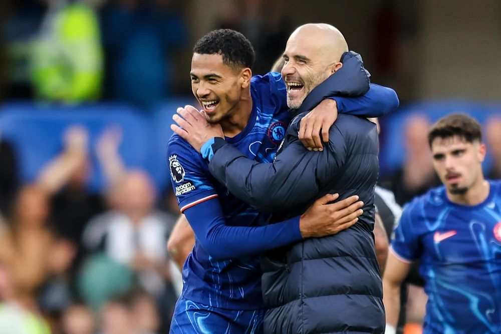 Levi Colwill celebrates with Enzo Maresca. (Photo by Darren Walsh/Chelsea FC)