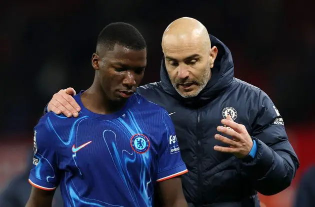 Moises Caicedo speaks to Enzo Maresca. (Photo by Carl Recine/Getty Images