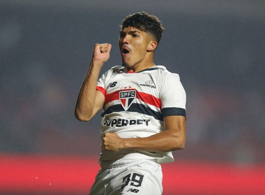 William Gomes celebrates a goal for Sao Paulo (Photo by Miguel Schincariol/Getty Images)