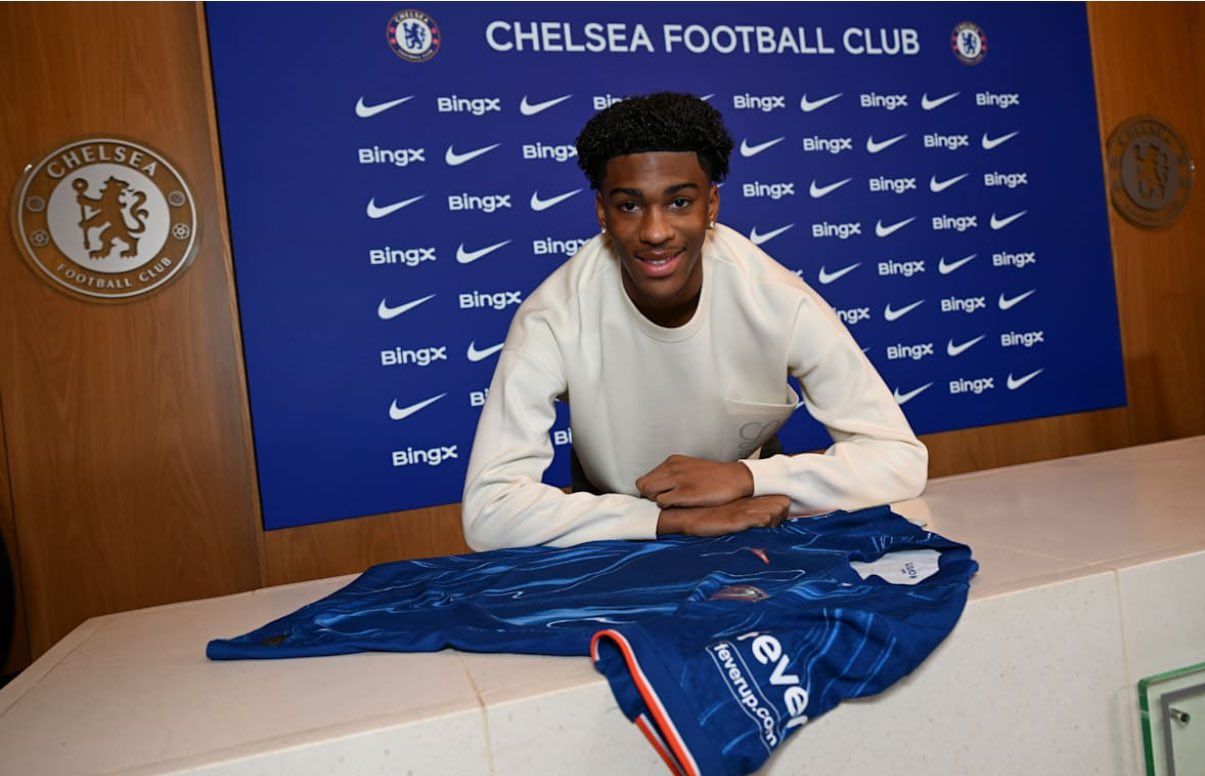 Josh Acheampong signs new Chelsea contract. (Photo by Darren Walsh/Chelsea FC)