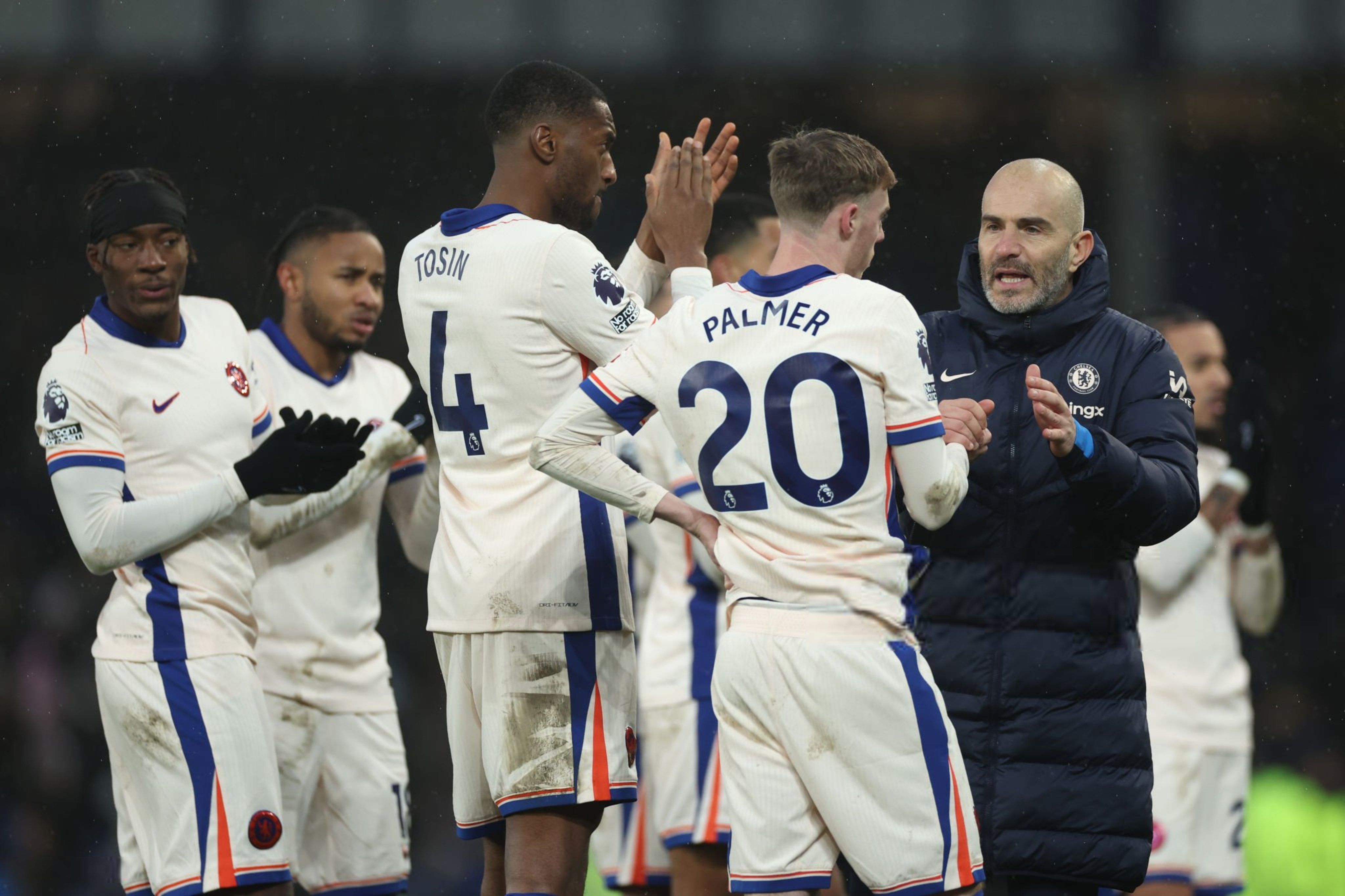 A generic group shot of Enzo Maresca speaking to his players. (Photo by Darren Walsh/Chelsea FC)