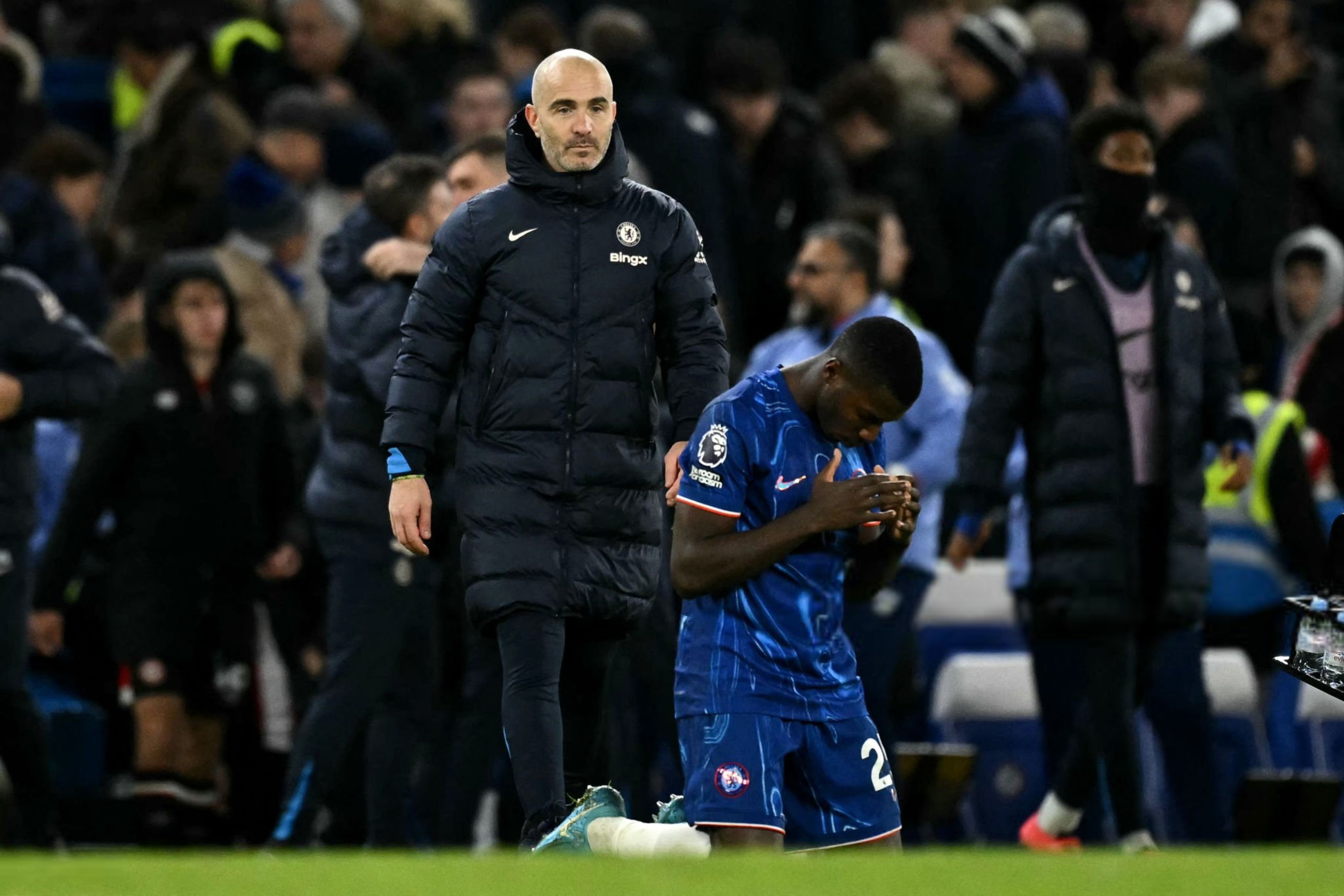 Enzo Maresca and Moises Caicedo on the touchline. (Photo by Darren Walsh/Chelsea FC)