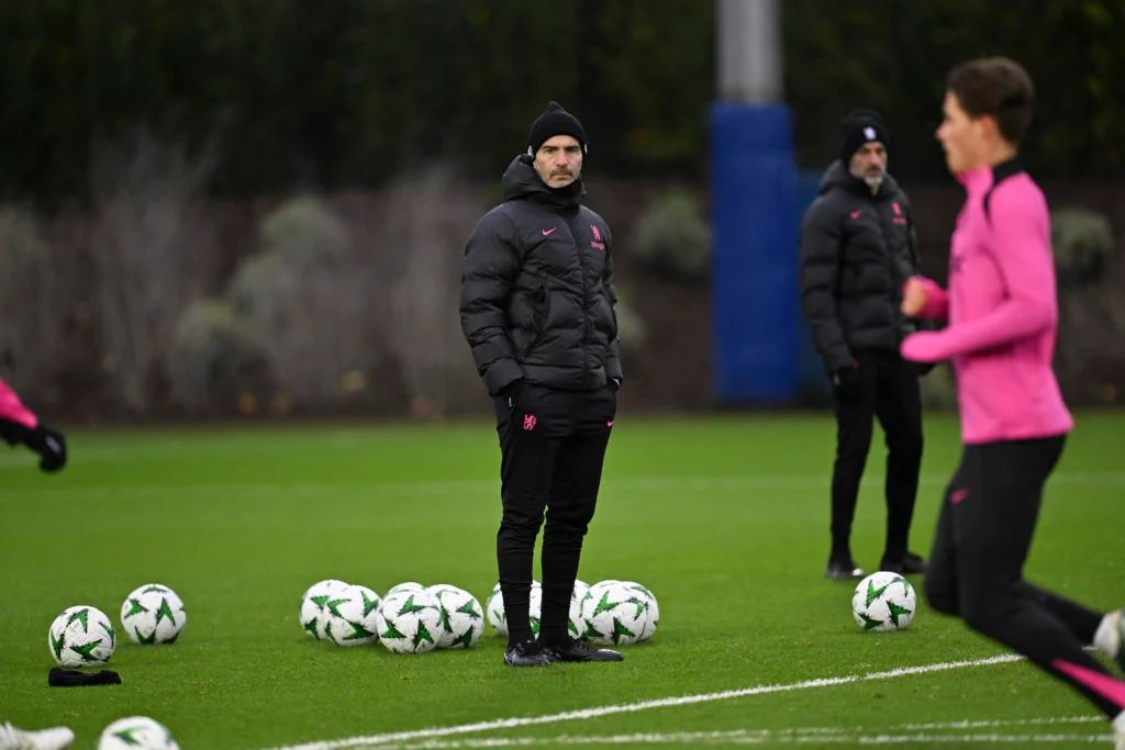 Enzo Maresca oversees training. (Photo by Darren Walsh/Chelsea FC)