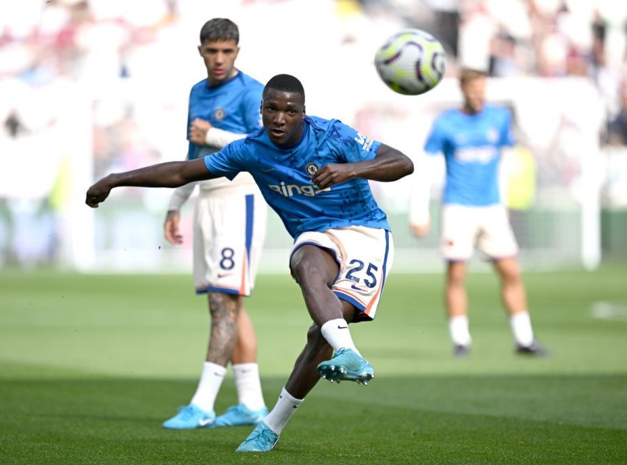 Moises Caicedo of Chelsea warming up. (Photo by Justin Setterfield/Getty Images)