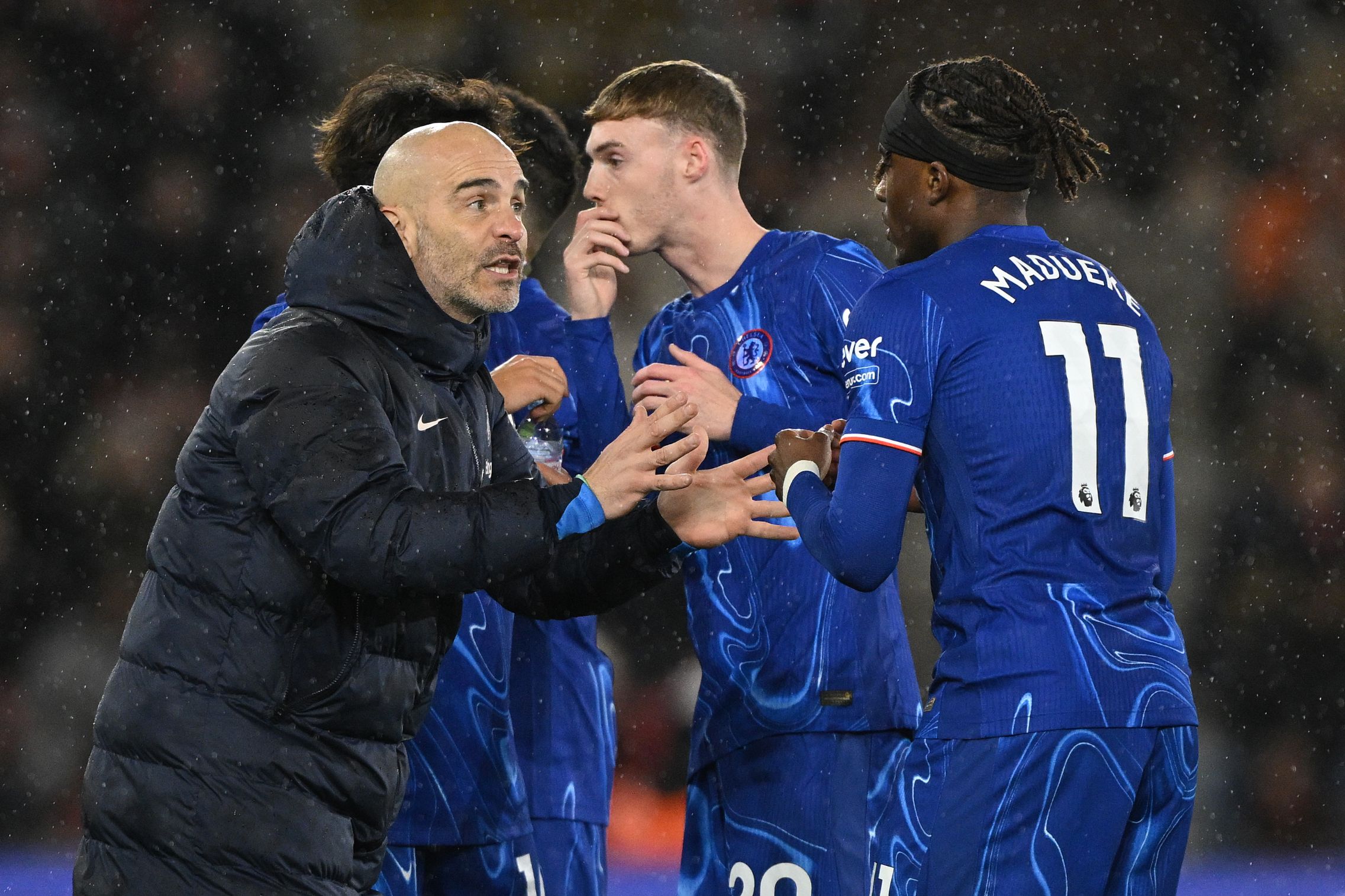 Enzo Maresca speaks to Noni Madueke. (Photo by Mike Hewitt/Getty Images)