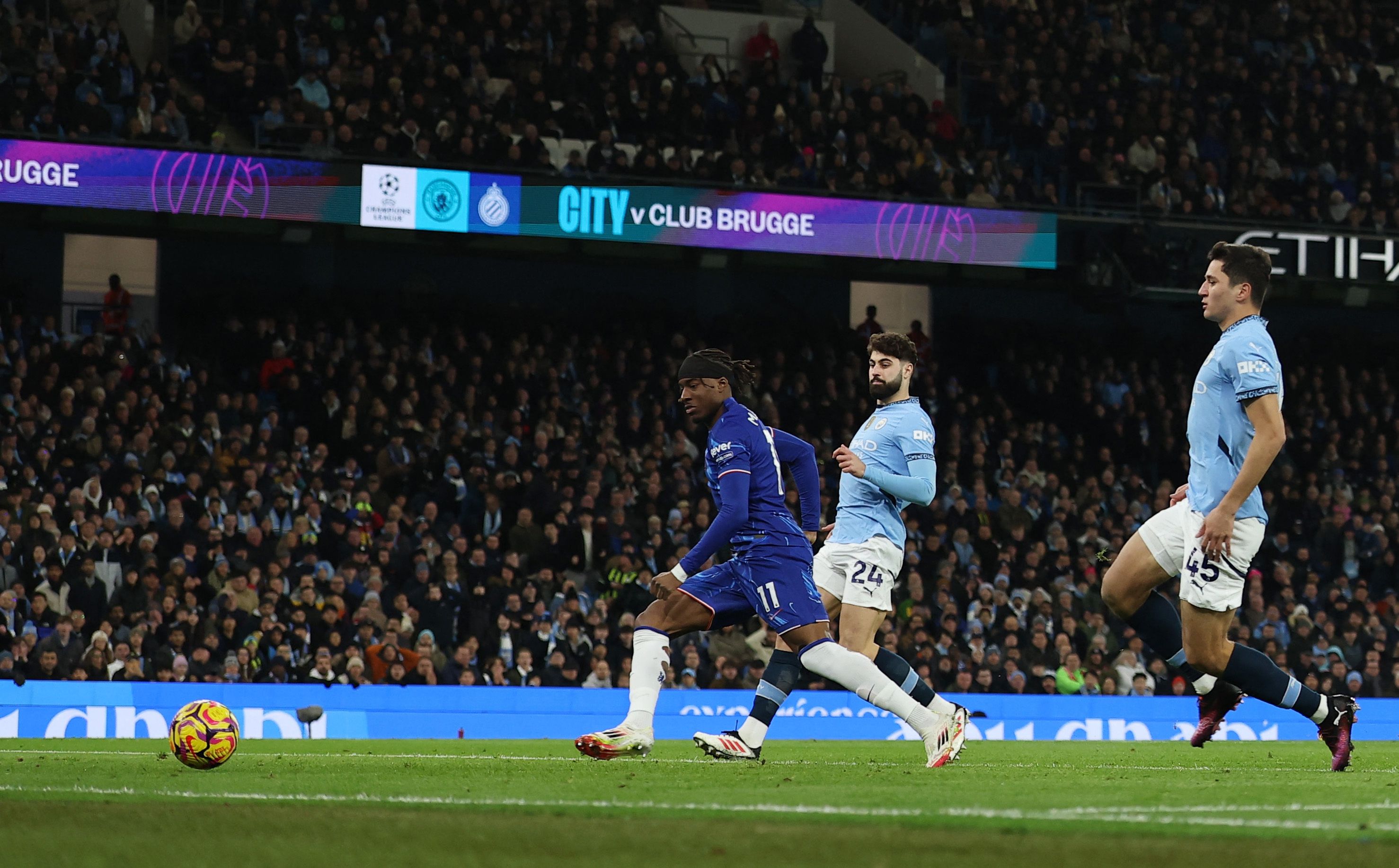 Noni Madueke scores for Chelsea against Man City.