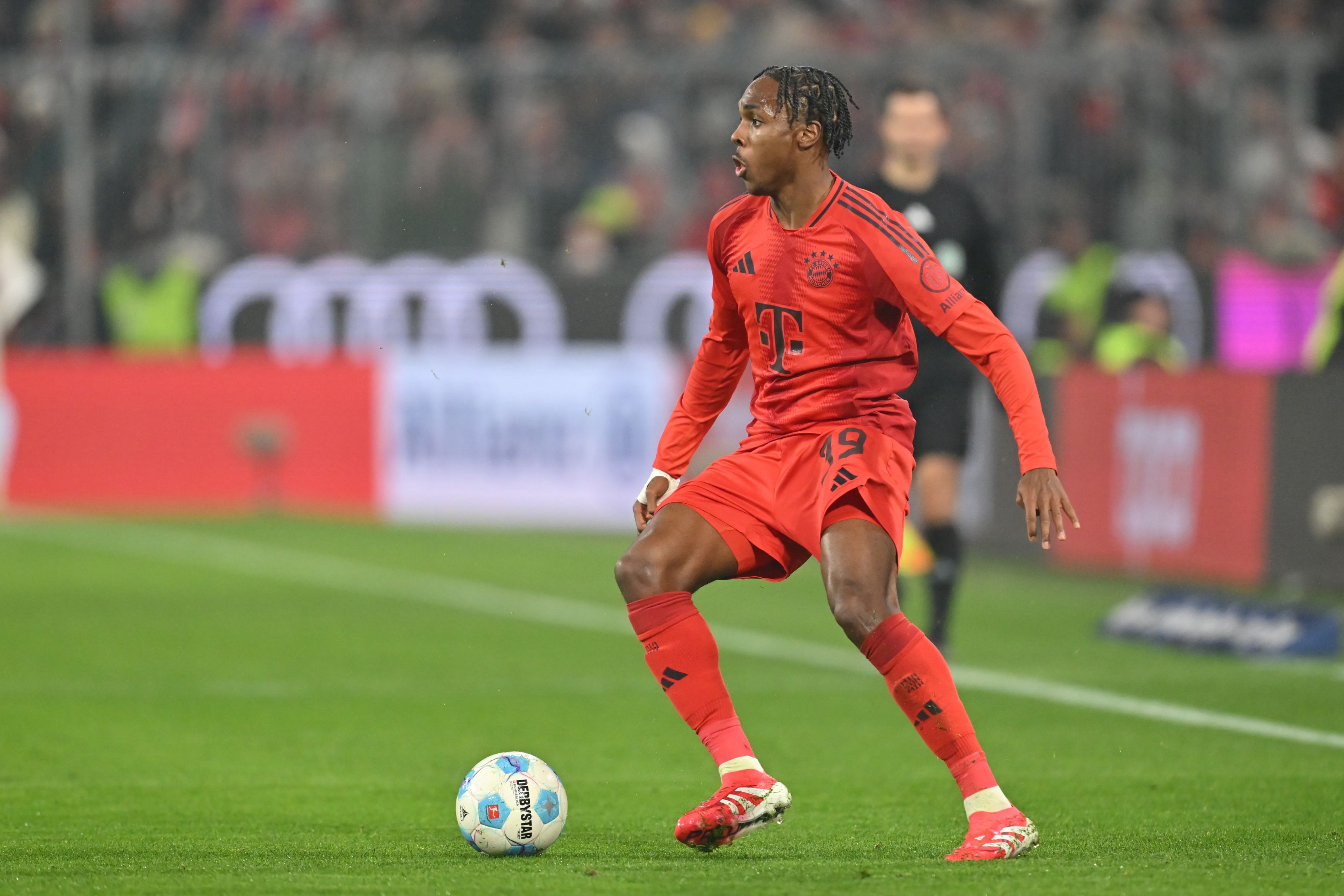 Mathys Tel in action for Bayern Munich.