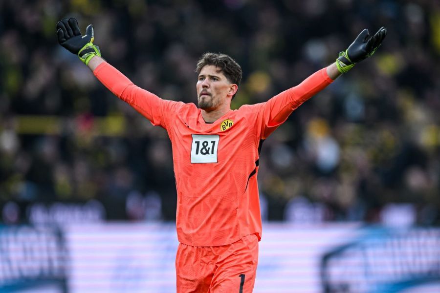 Gregor Kobel playing for Dortmund.