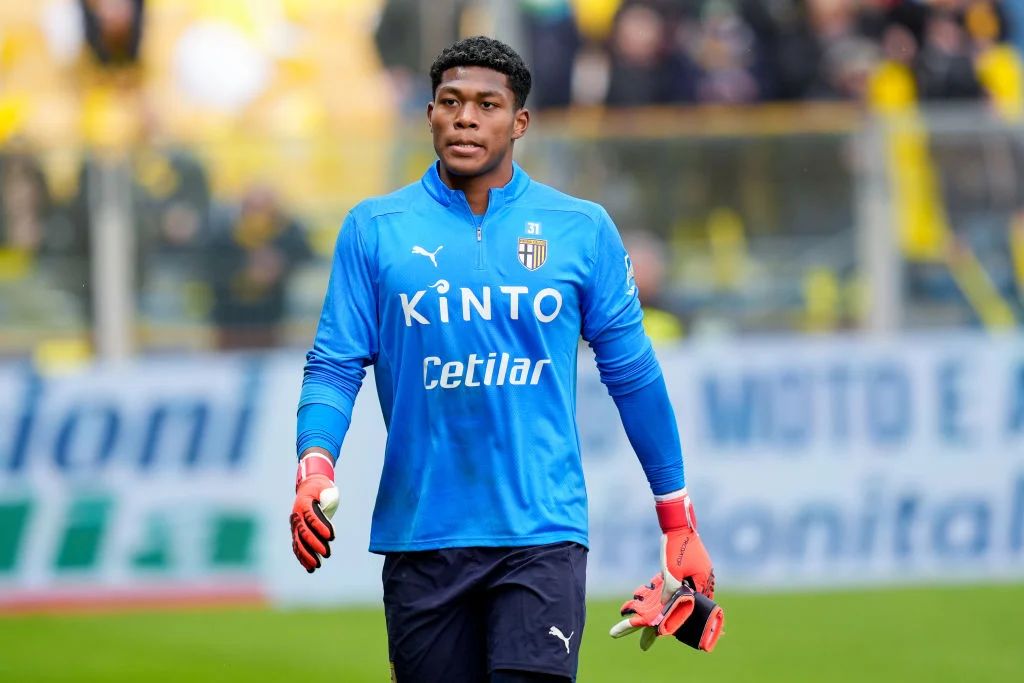 Zion Suzuki warming up for Parma.