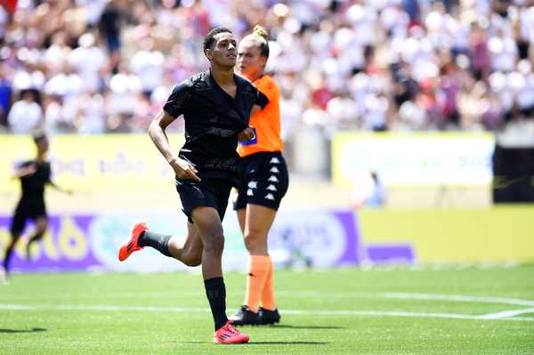 Denner in action for Corinthians