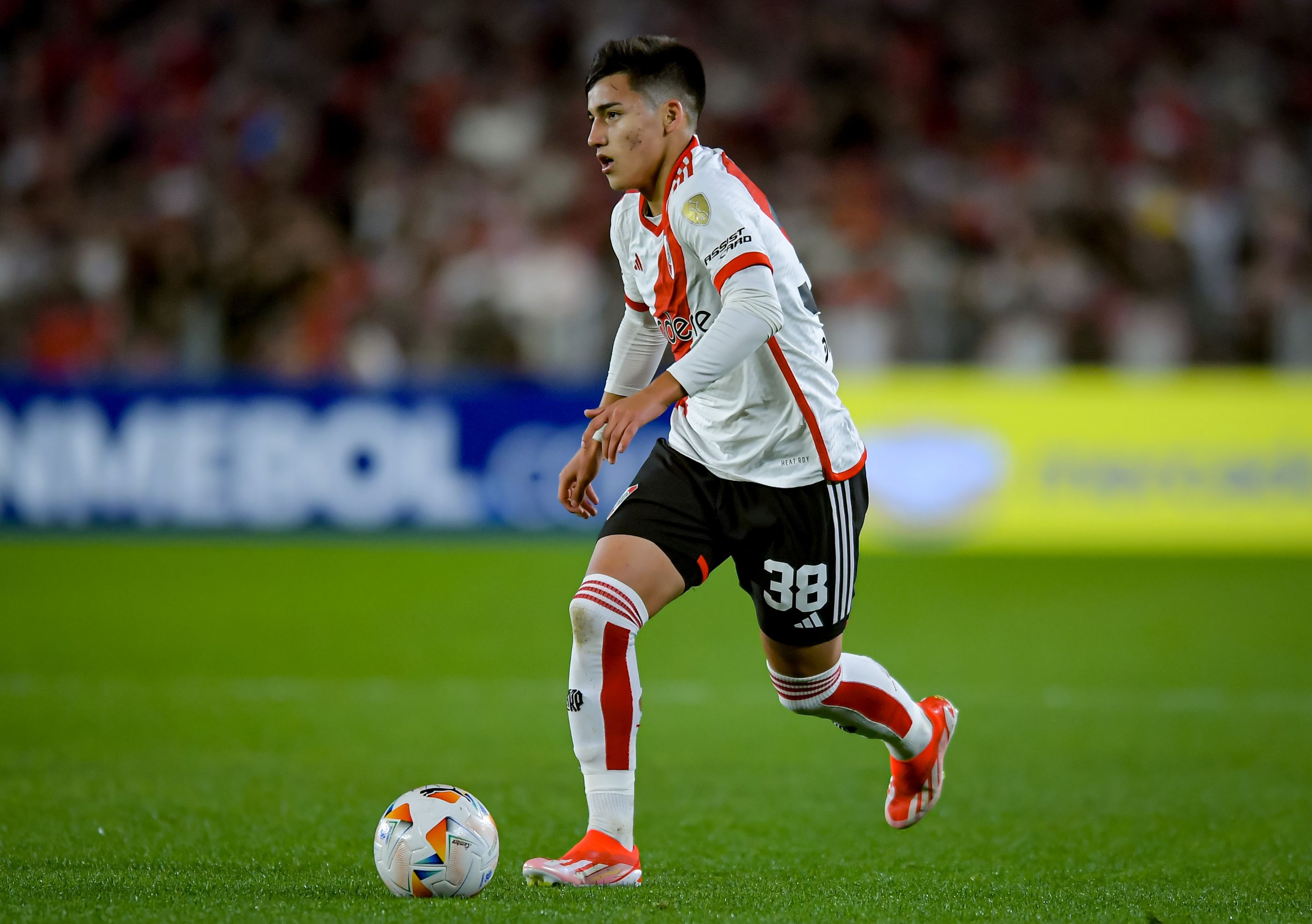 Ian Subiabre in action for River Plate.