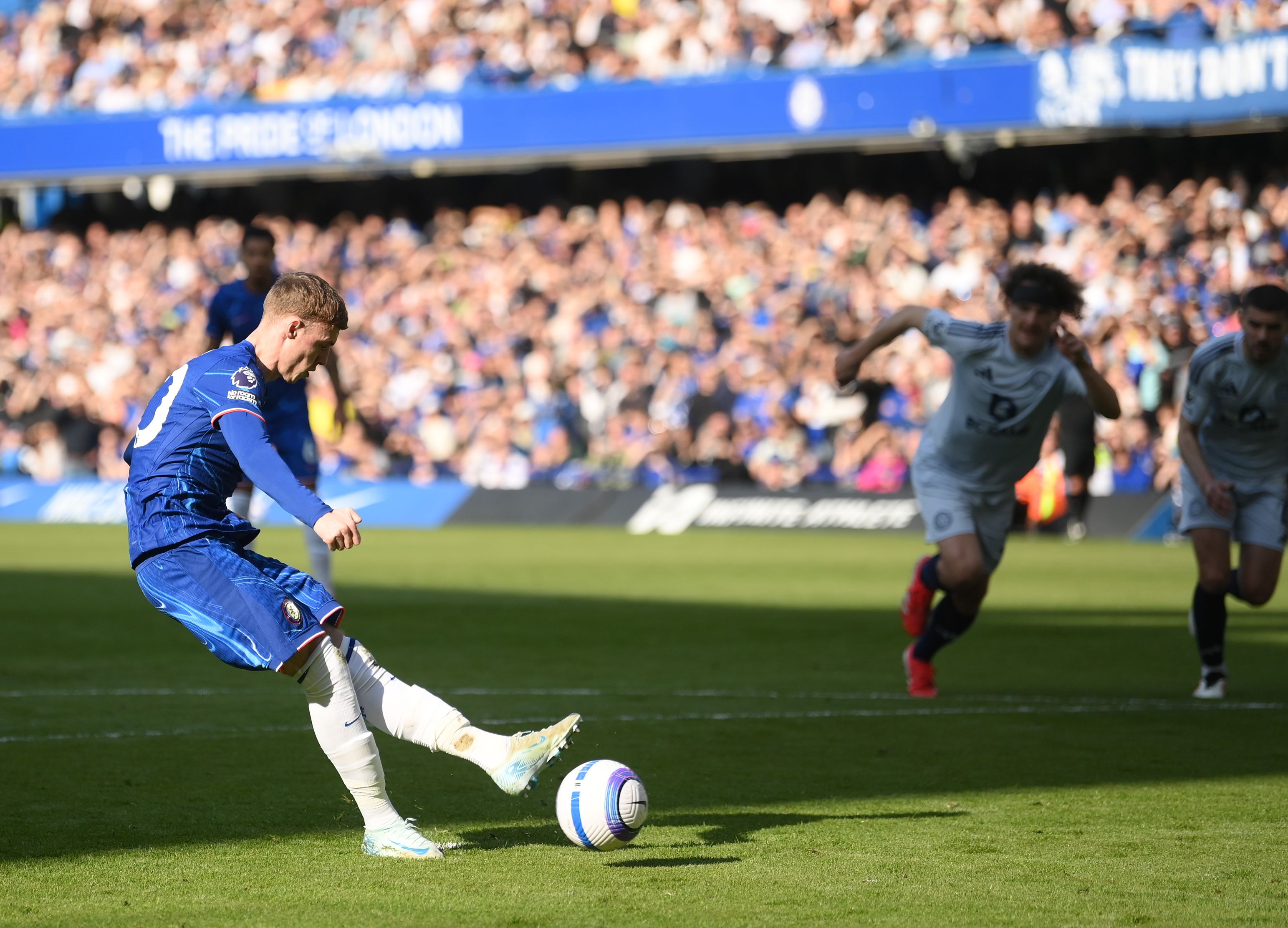 Cole Palmer missing his penalty against Leicester.