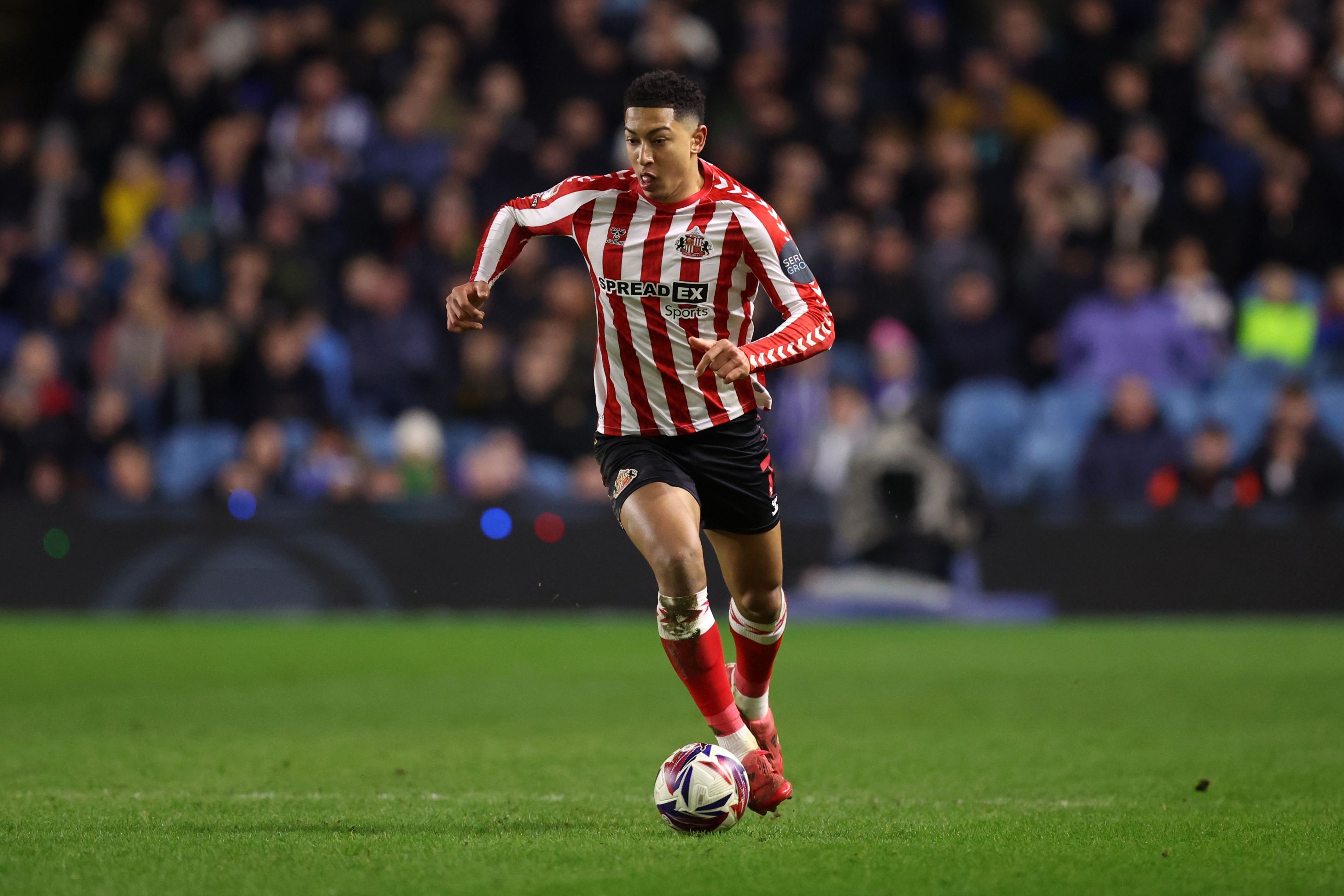 Jobe Bellingham in action for Sunderland against Sheffield Wednesday.