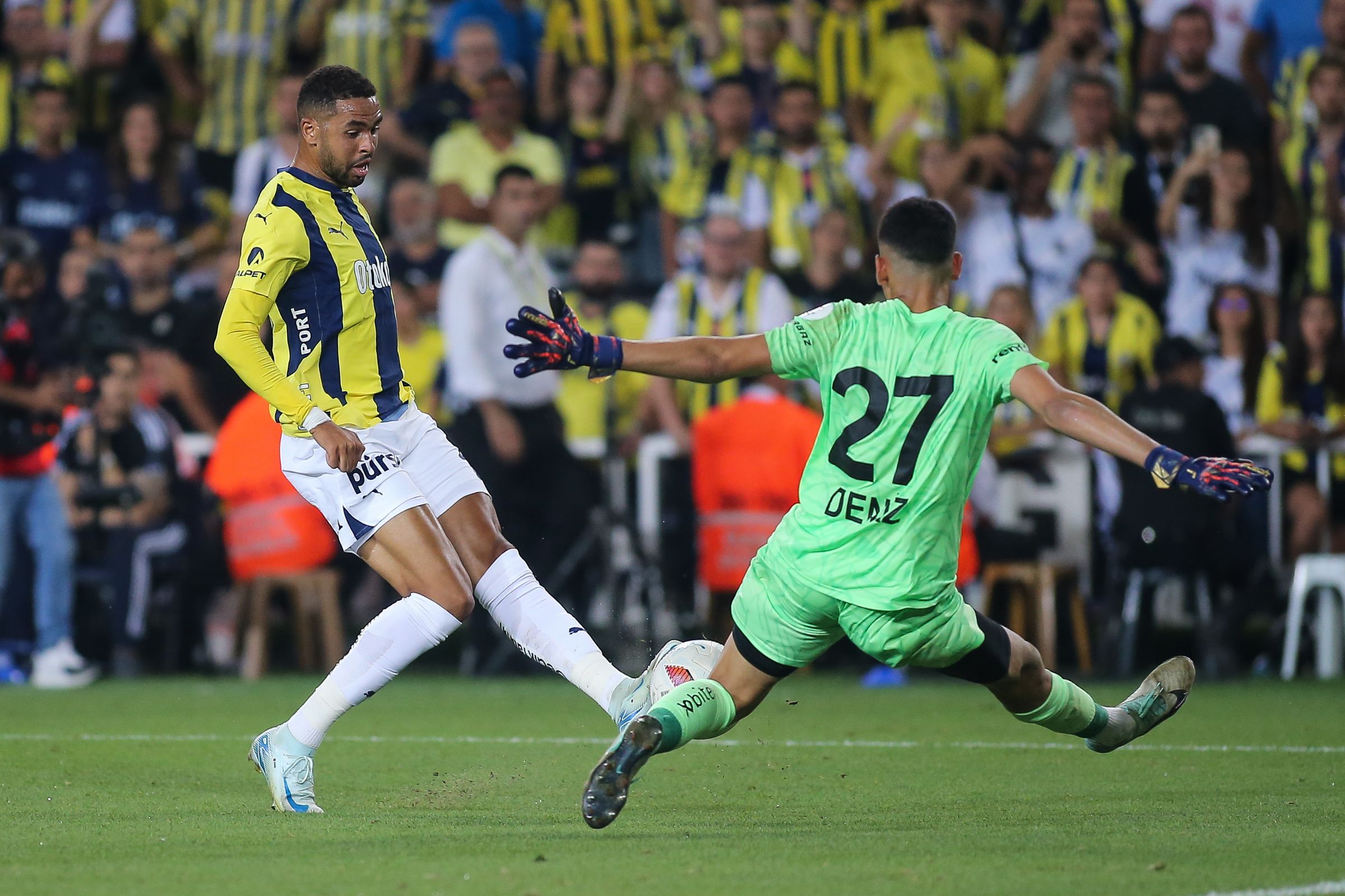 Deniz Donmezer in action against Fenerbahce.