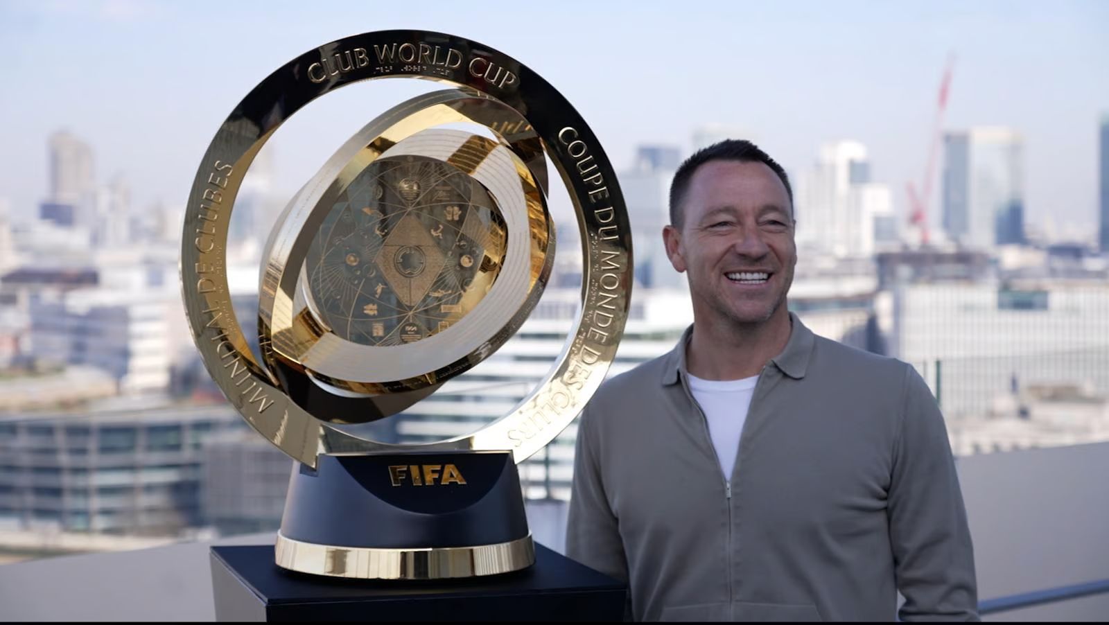 La Copa John Terry Club con la Copa Mundial.