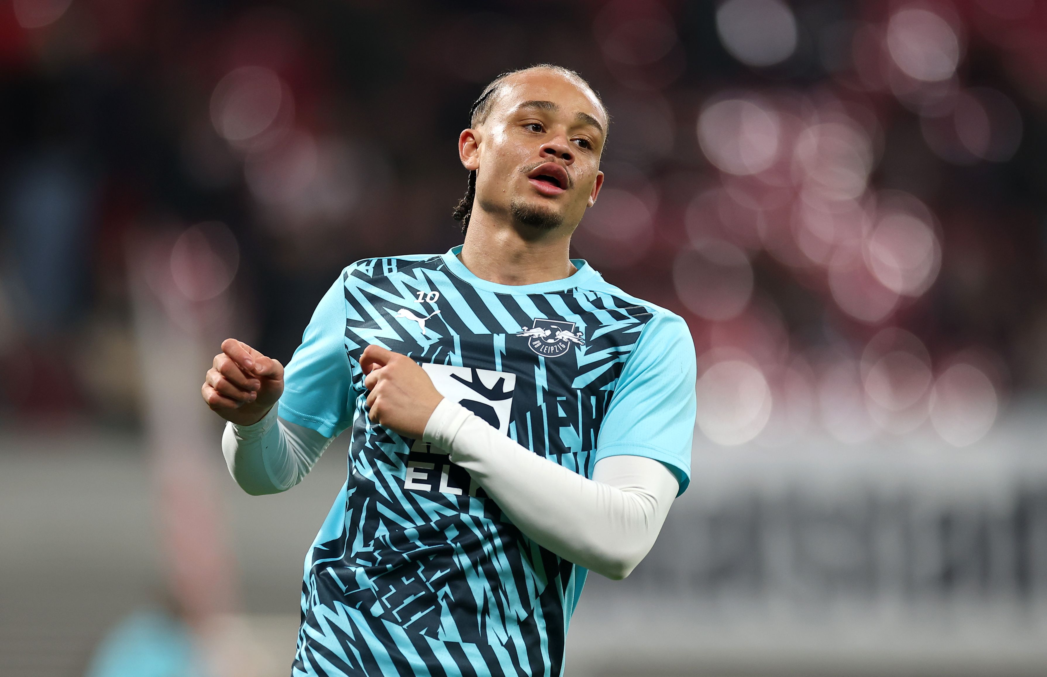 Xavi Simons warms up for RB Leipzig.