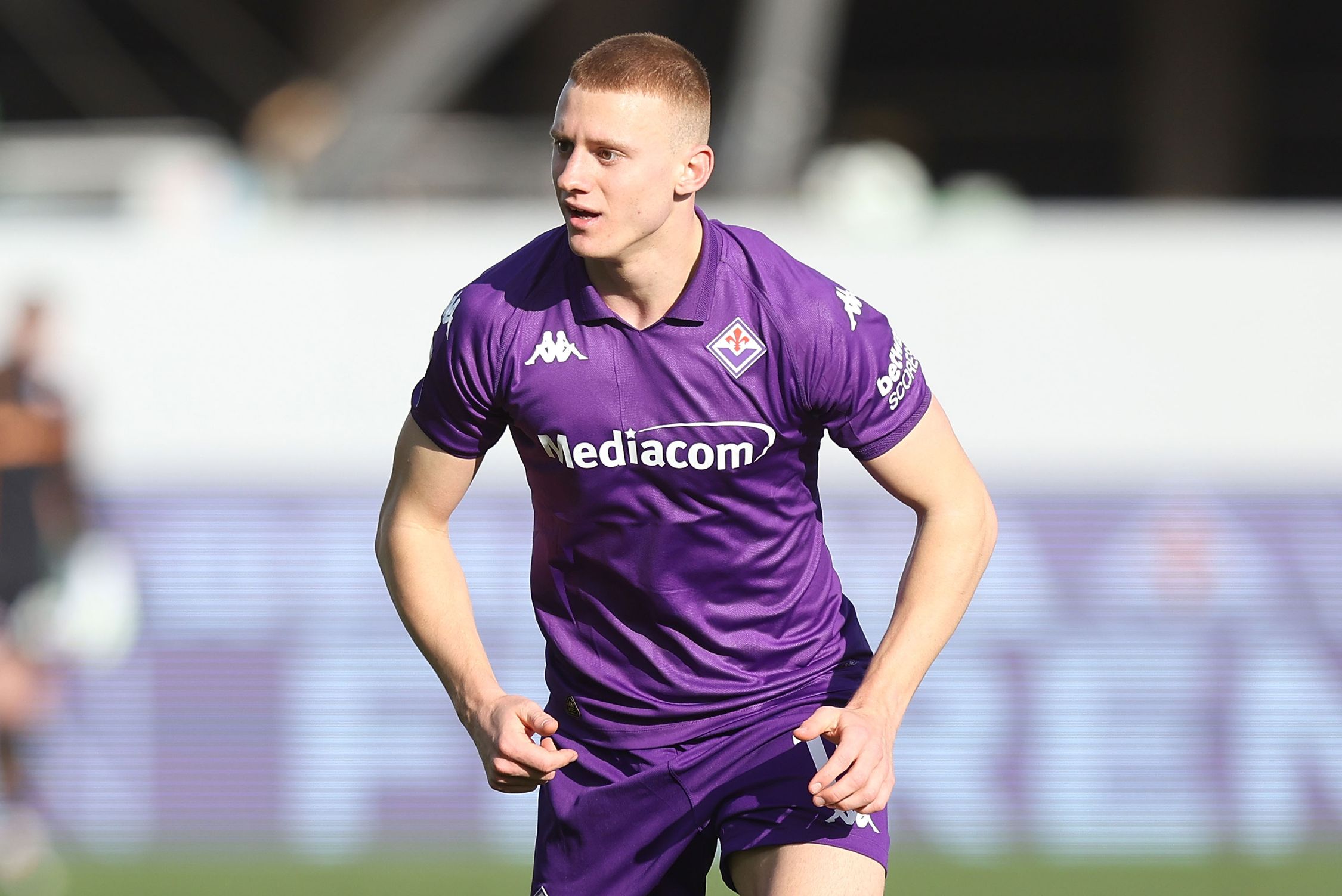 Pietro Comuzzo playing for Fiorentina.