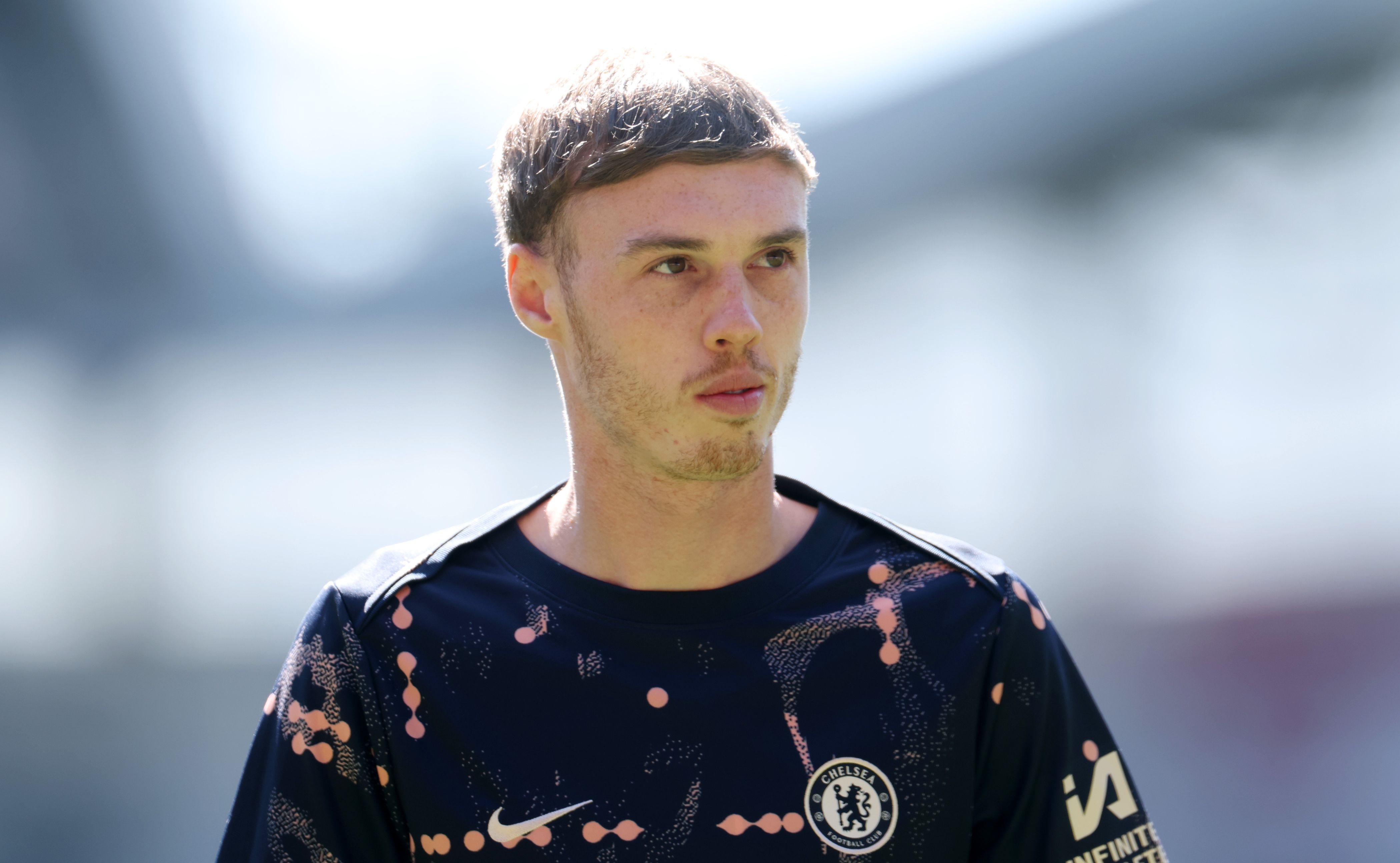 Cole Palmer se calienta para Chelsea.
