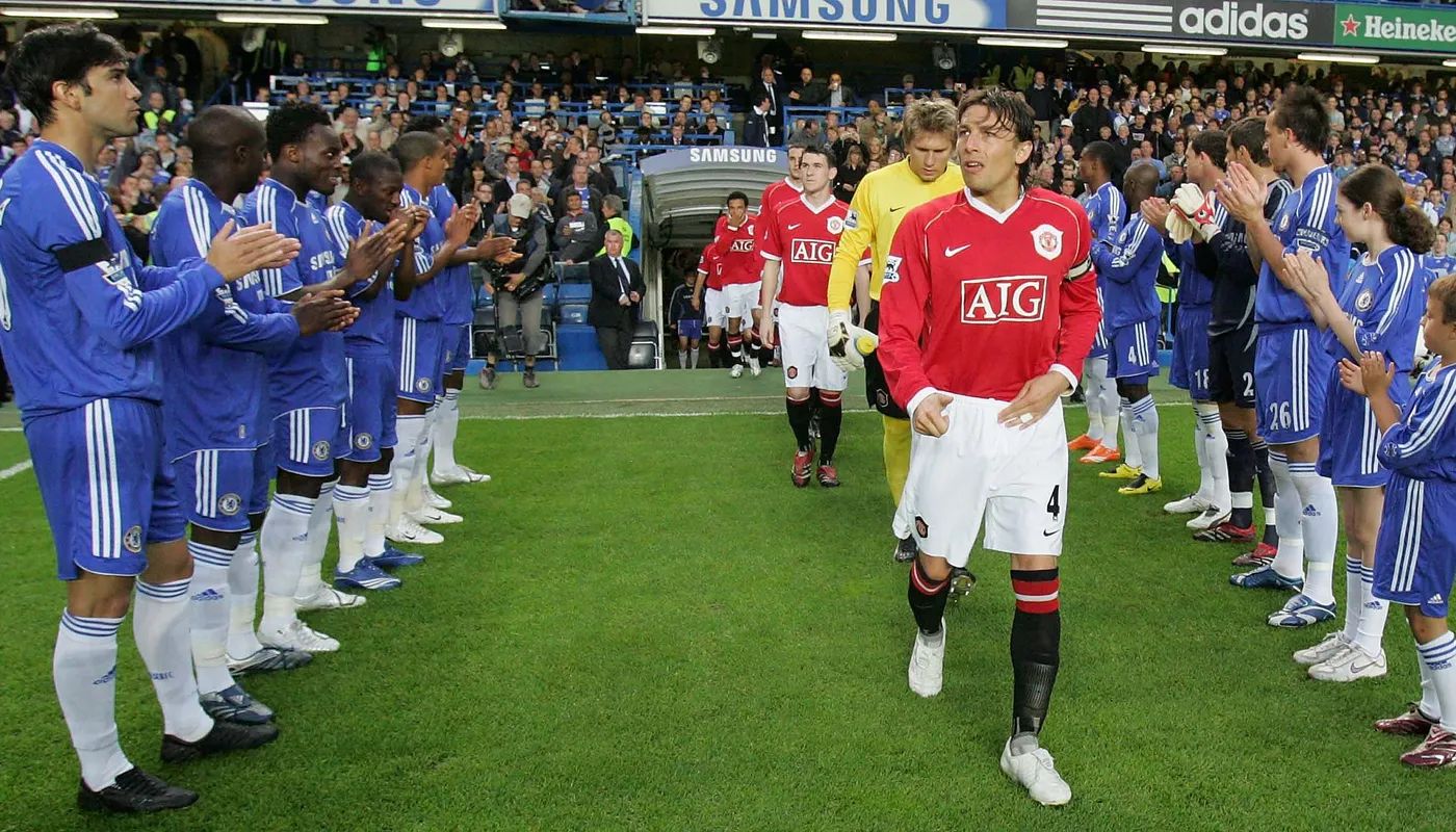 Chelsea give Manchester United a guard of honour.