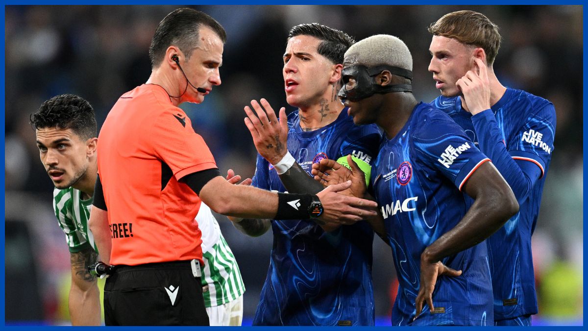 Chelsea player surround the referee to moan.