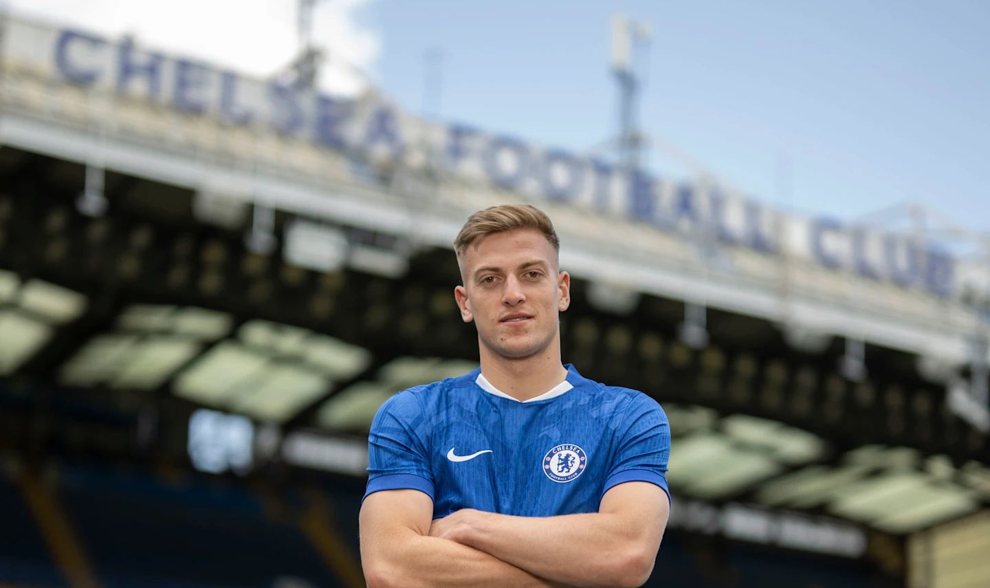 Liam Delap's signing photo for Chelsea. (Photo by Darren Walsh/Chelsea FC)