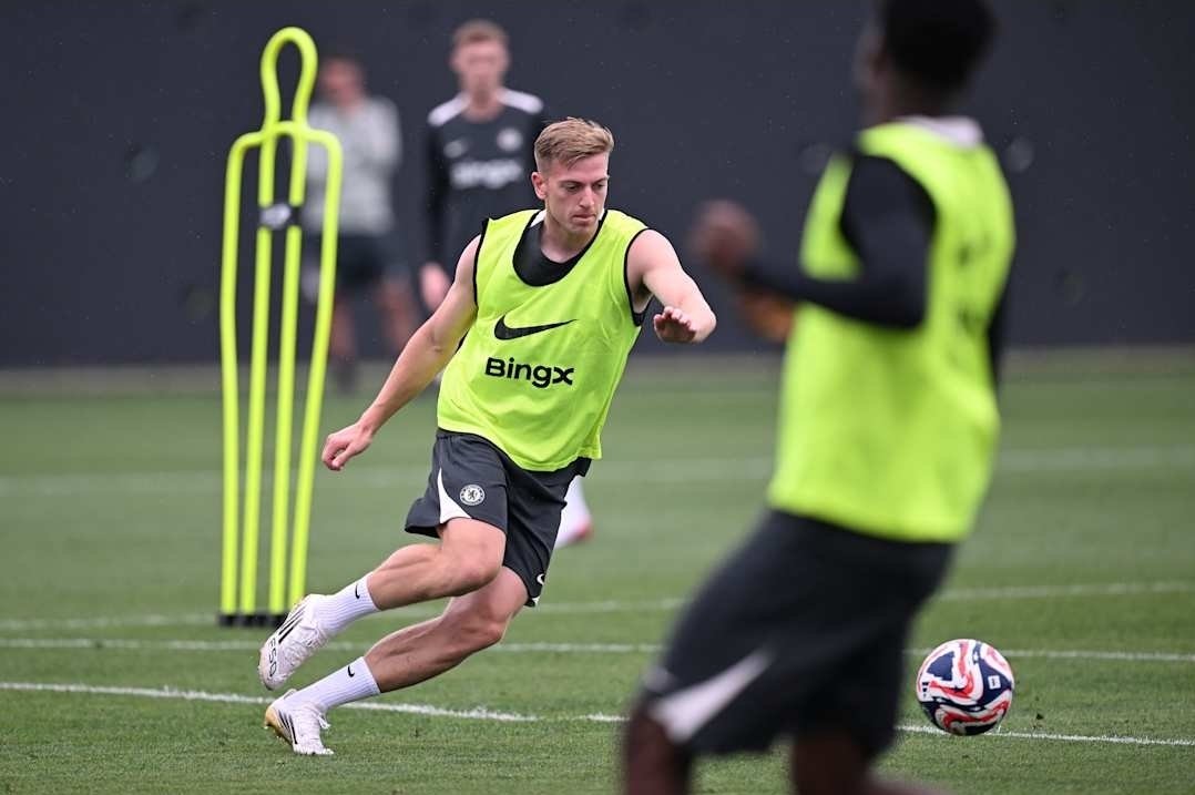 Liam Delap trains for Chelsea