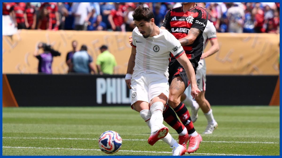 Pedro Neto scores with a low finish against Flamengo.