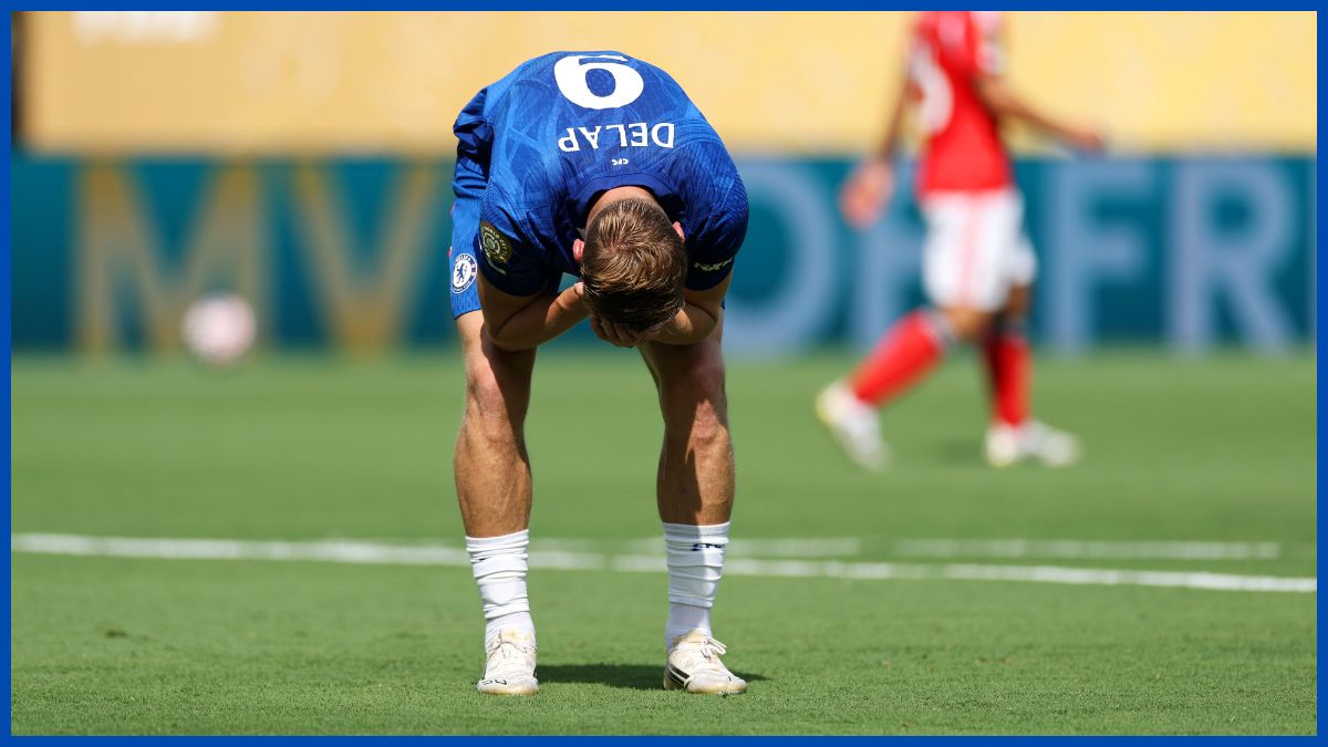 Liam Delap misses a chance.