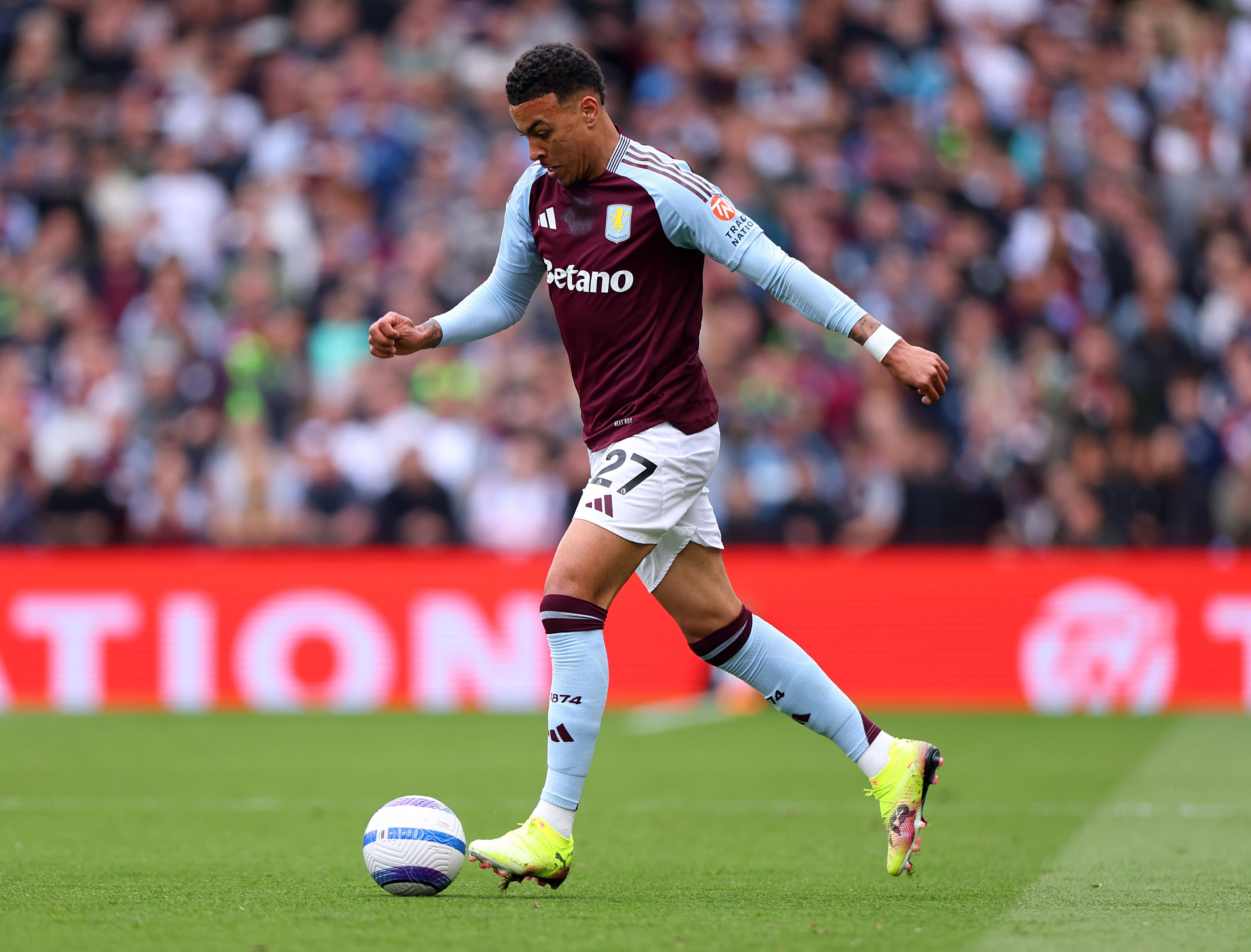 Morgan Rogers em ação pelo Aston Villa.