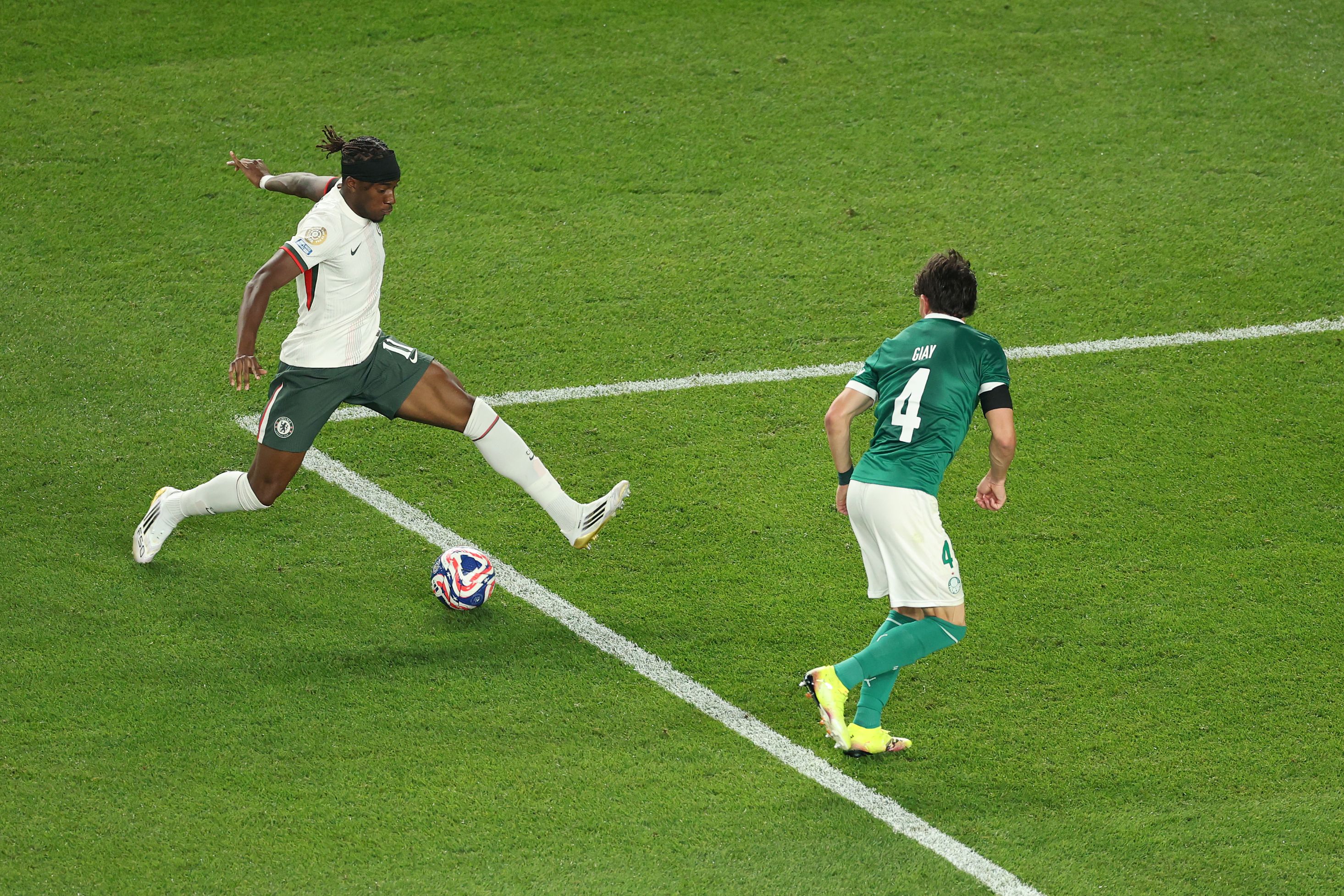 Noni Madueke on the attack against Palmeiras.