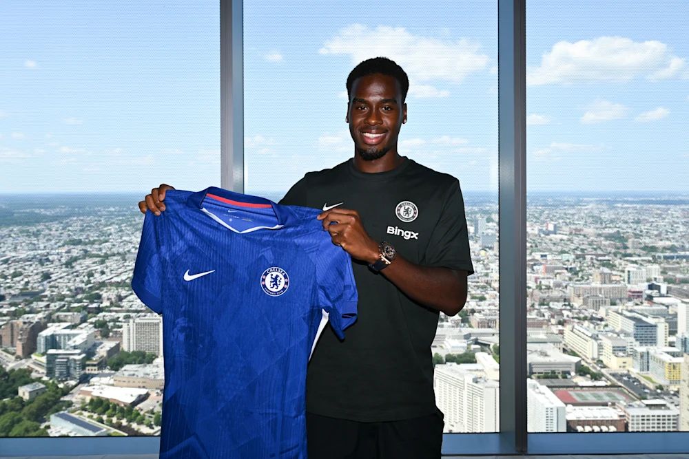 Jamie Gittens holding up his Chelsea shirt. (Photo by Darren Walsh/Chelsea FC)
