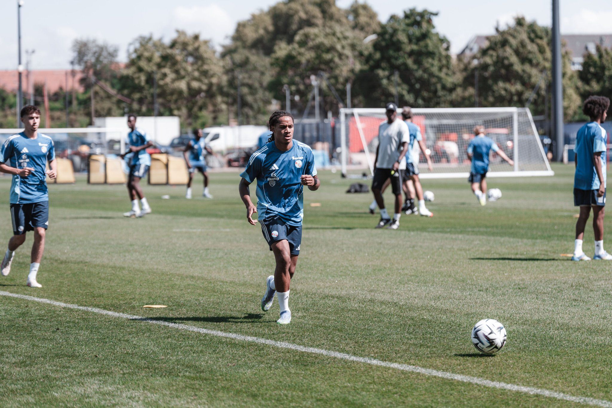 Mathis Amougou trains with Strasbourg for the first time.