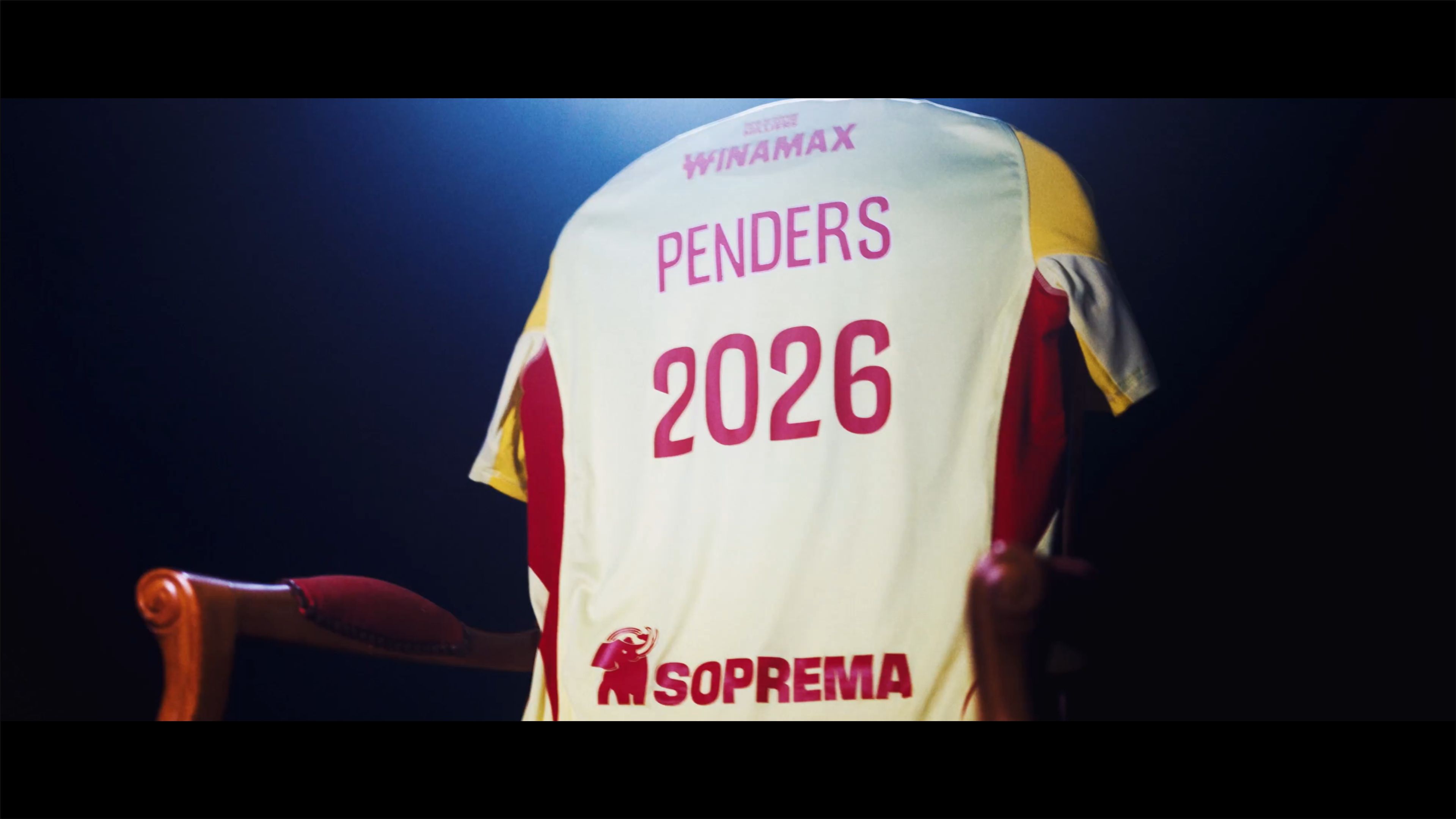 Strasbourg announce the signing of Mike Penders.