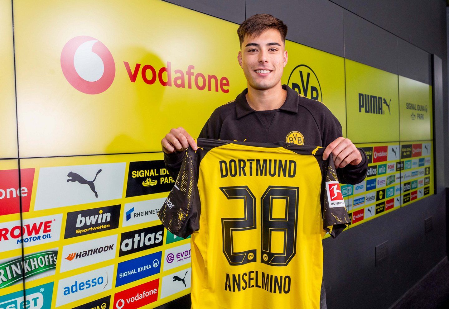 Aaron Anselmino signs for Borussia Dortmund on loan.