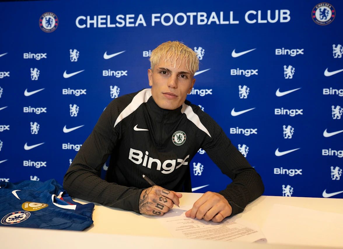 Alejandro Garnacho signs for Chelsea. (Photo by Darren Walsh/Chelsea FC)