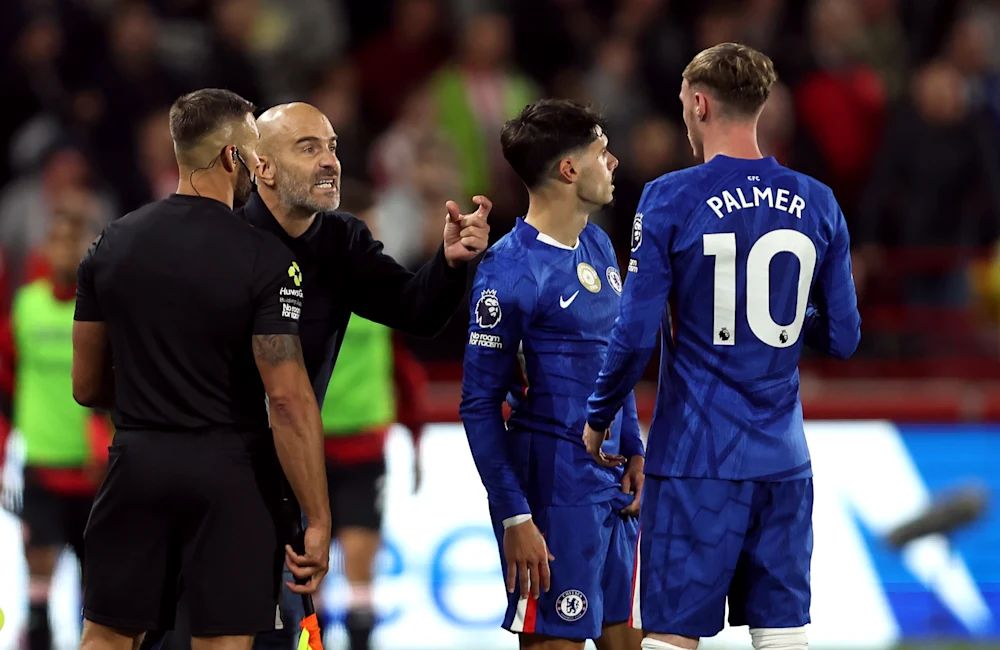 Enzo Maresca speaks to Cole Palmer on the pitch. (Photo by Darren Walsh/Chelsea FC)