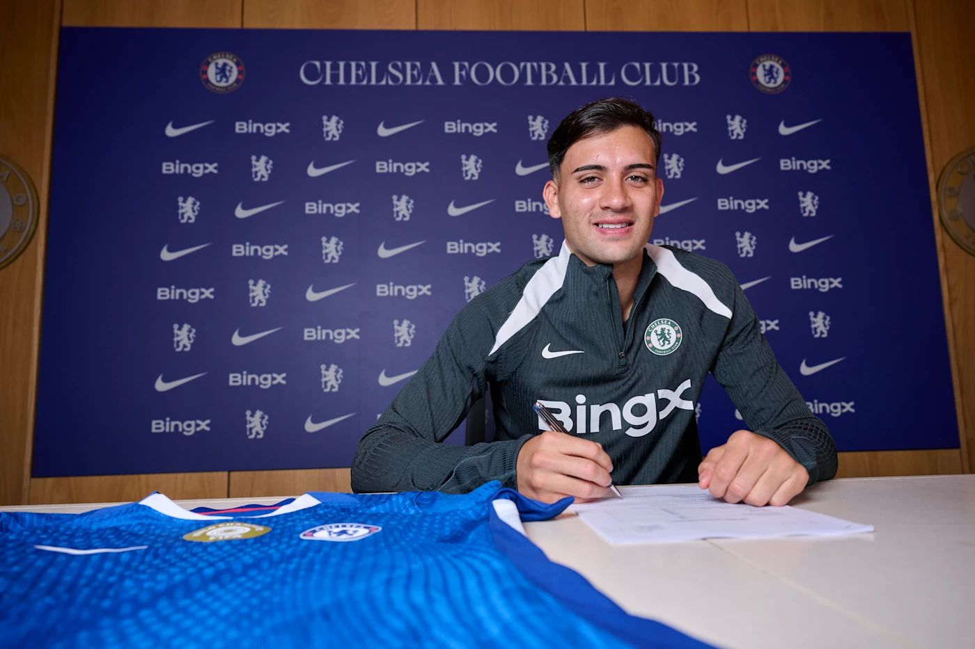 Facundo Buonanotte signs for Chelsea. (Photo by Darren Walsh/Chelsea FC)